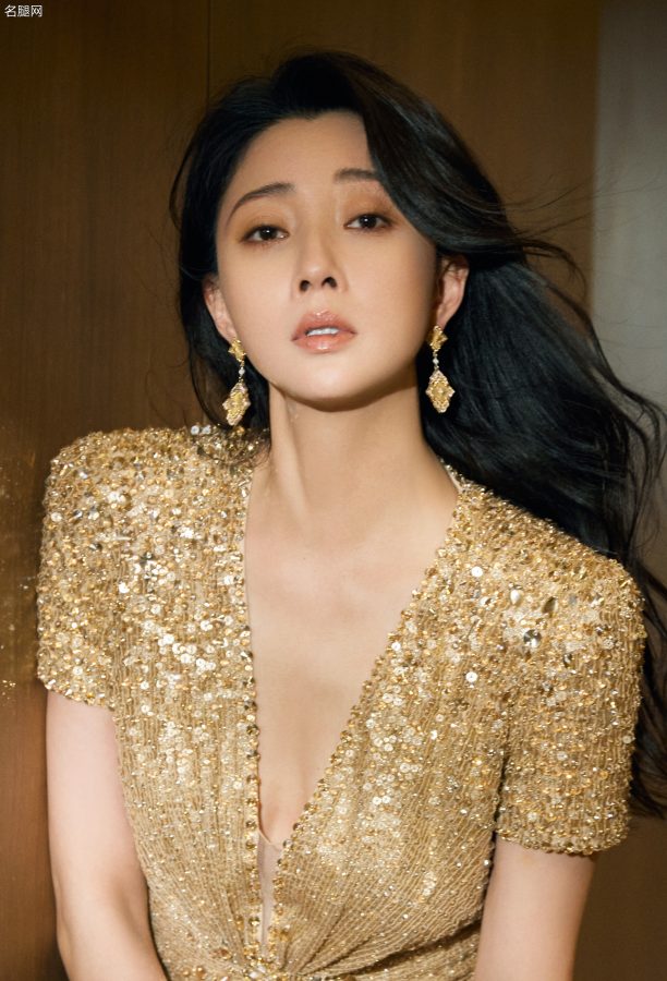 殷桃穿深V金色晚礼服脱掉高跟鞋露出美妙脚丫(2/5)