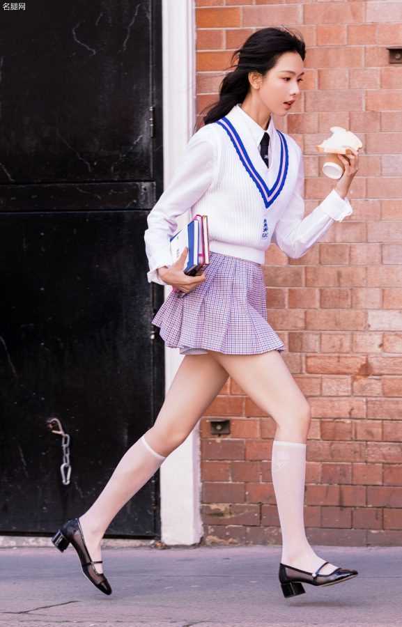 学妹陈都灵清纯校园风装扮美腿穿短筒白丝(5/21)