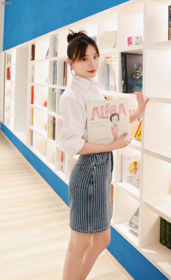 袁姗姗美腿踩白色尖头细高跟出席一善书店开业活动(2/7)