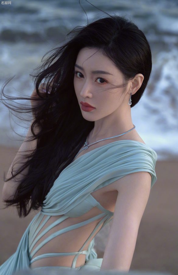 张天爱身穿淡蓝色优雅薄纱礼服亮相戛纳国际电影节红毯身材完美无缺(12/26)