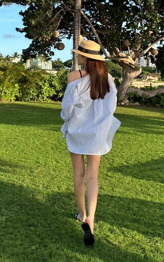 郑秀妍在夏威夷度假，白衬衫里穿一条吊带泳衣(6/6)