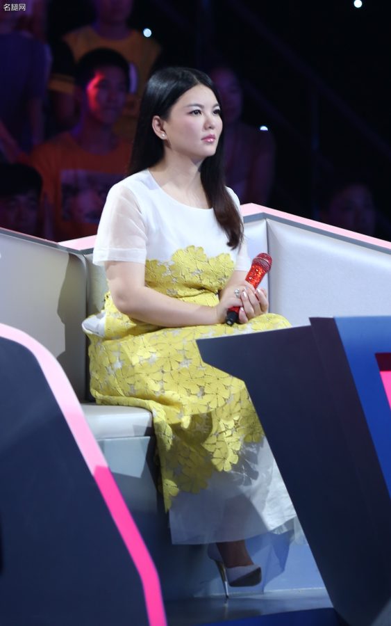 《歌手是谁》春妮和李湘同台两种风格两种感觉(14/41)