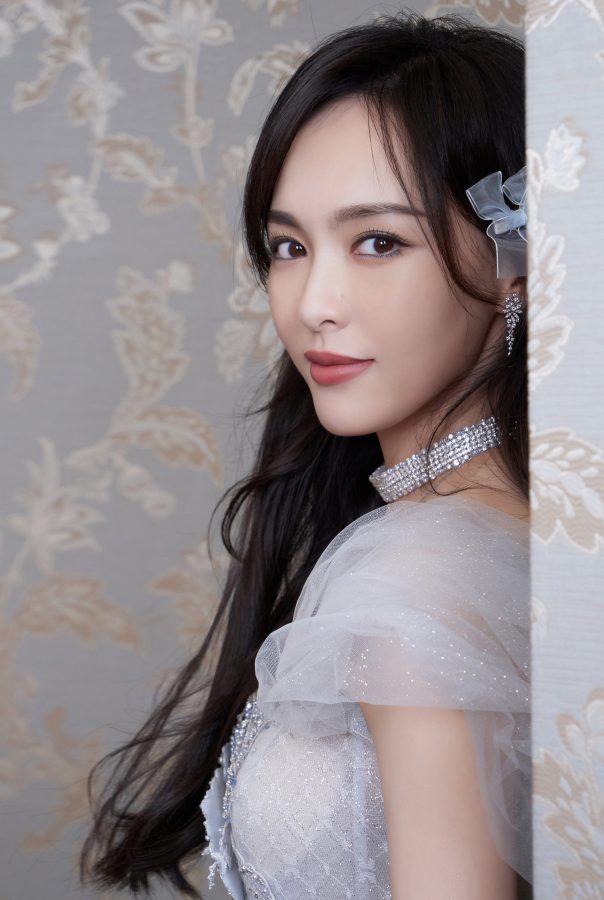女星唐嫣身穿浅蓝色公主短裙盯屏(3/3)