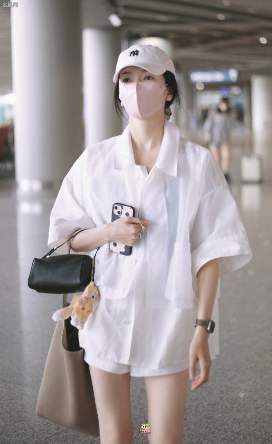 江疏影外出在机场被拍两条美腿纤长白滑(2/5)