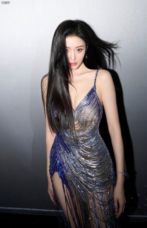 张天爱穿一条超带感的光条礼服美胸长腿任你欣赏(4/13)