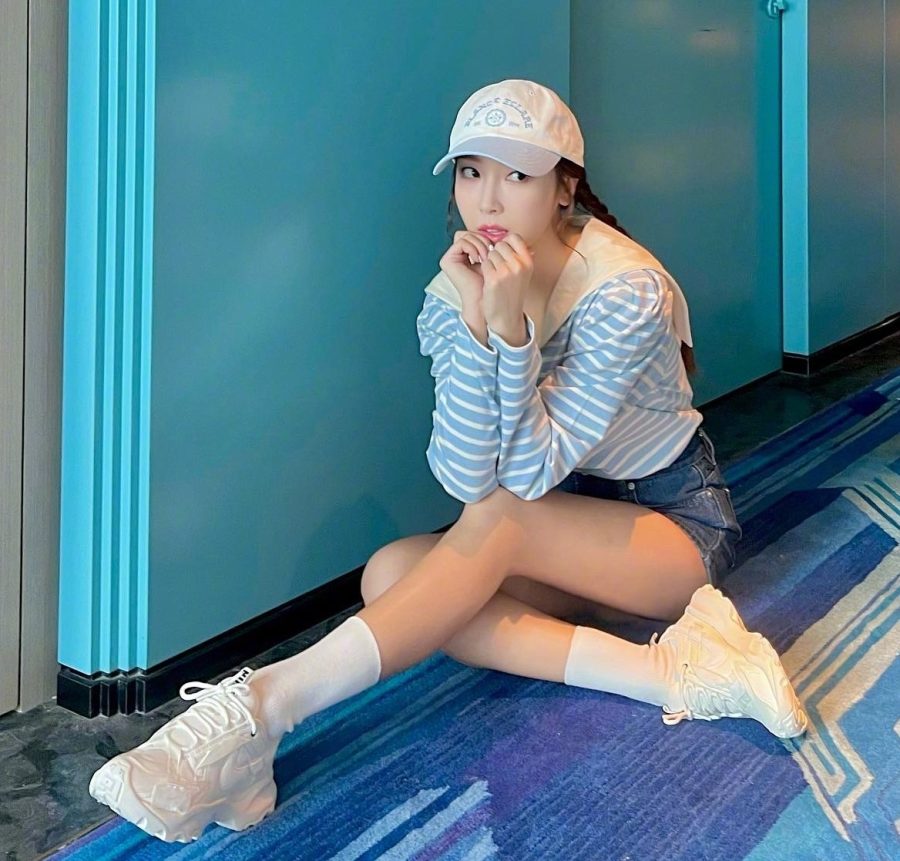 郑秀妍热裤美腿清爽出击(1/4)