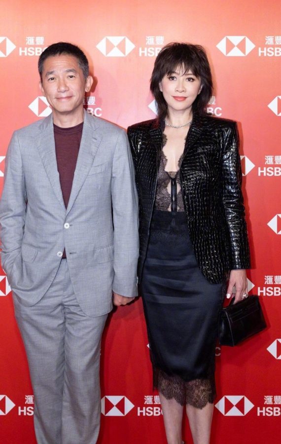 刘嘉玲和老公出席活动蕾丝内衣有点性感(2/4)