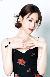 身材纤长的90后小姐姐张纯烨穿吊带花裙摆各种姿势拍照肌肤白皙