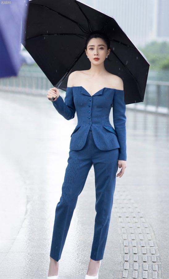殷桃穿露肩低胸装踩高跟雨中撑伞展现烂漫风情(2/5)