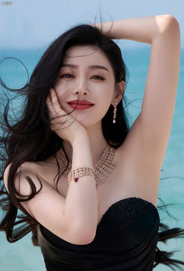 张天爱穿低胸裙美沟秀不停(2/7)
