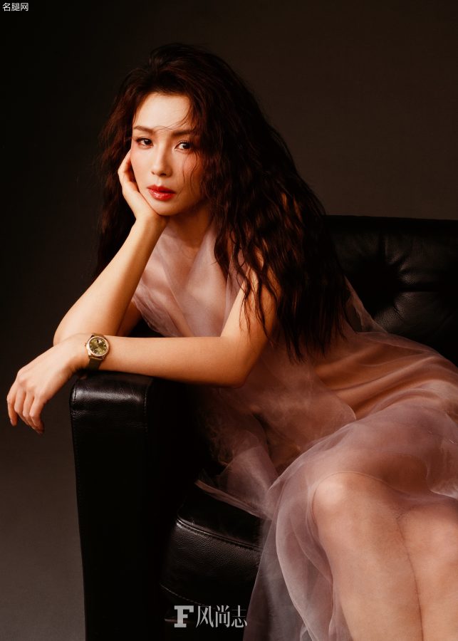 《风尚志》封面美御姐刘涛白西装尖头高跟眼神摄人(3/7)