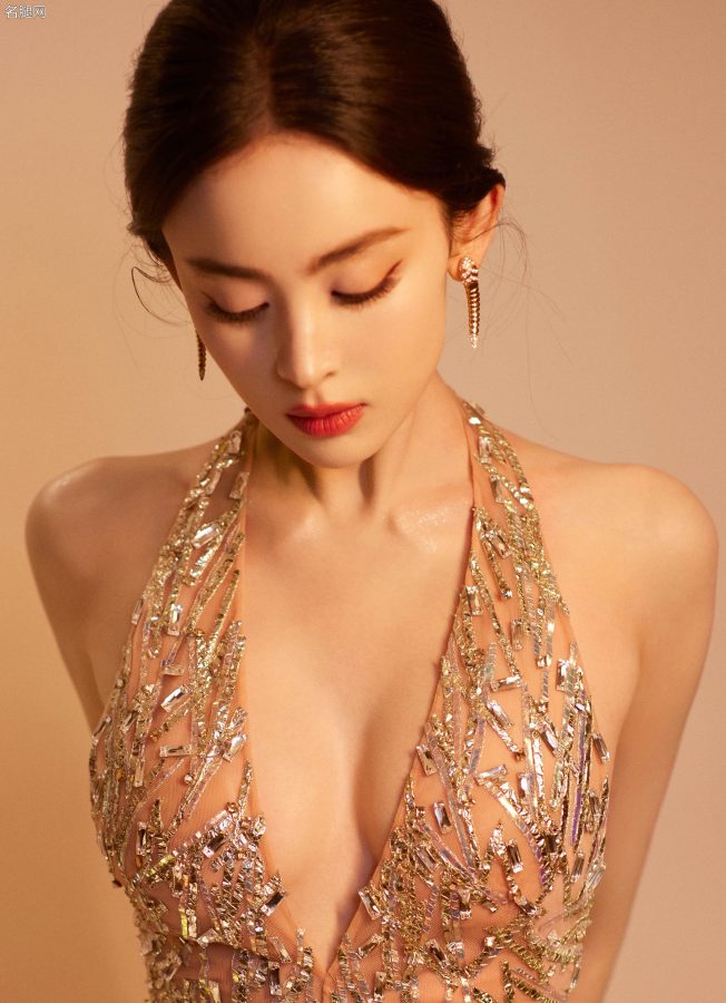 古力娜扎身穿深V长裙脚踩防水台高跟凉鞋自信华丽亮相(11/11)
