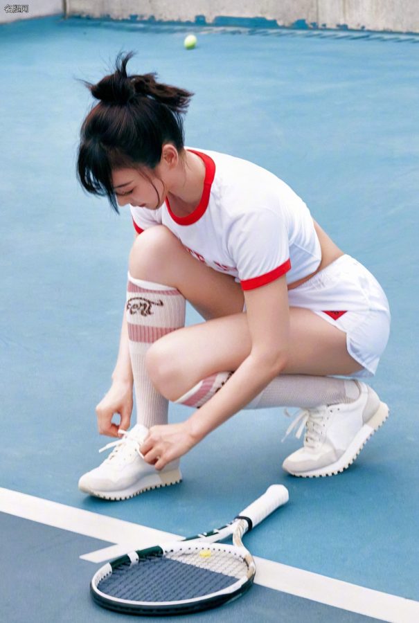 氧气美少女袁姗姗在网球场穿运动短裤展现大腿曲线(1/5)