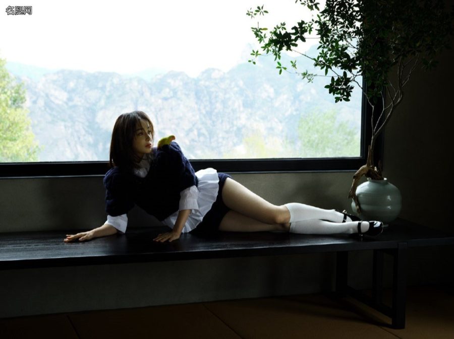 袁姗姗位杂志拍摄写真这大腿太美了(2/4)