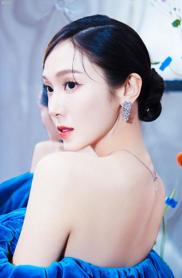 郑秀妍身穿露肩蓝色丝绒短裙大秀香肩美腿(4/4)