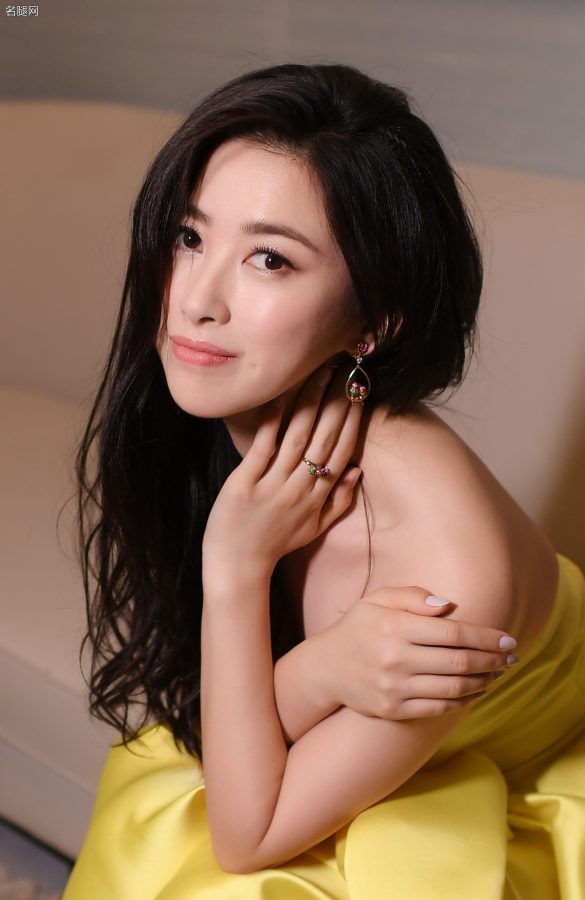 朱珠低胸明黄色晚礼服下完美的玉足(5/6)