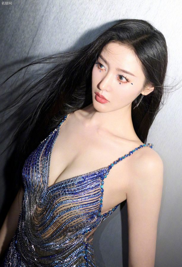 张天爱穿一条超带感的光条礼服美胸长腿任你欣赏(3/13)