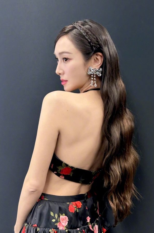 郑秀妍大秀美背腿穿黑丝网袜长发柔顺(6/7)