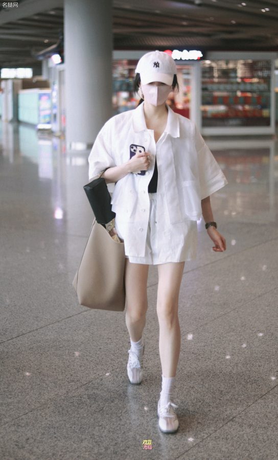江疏影外出在机场被拍两条美腿纤长白滑(1/5)