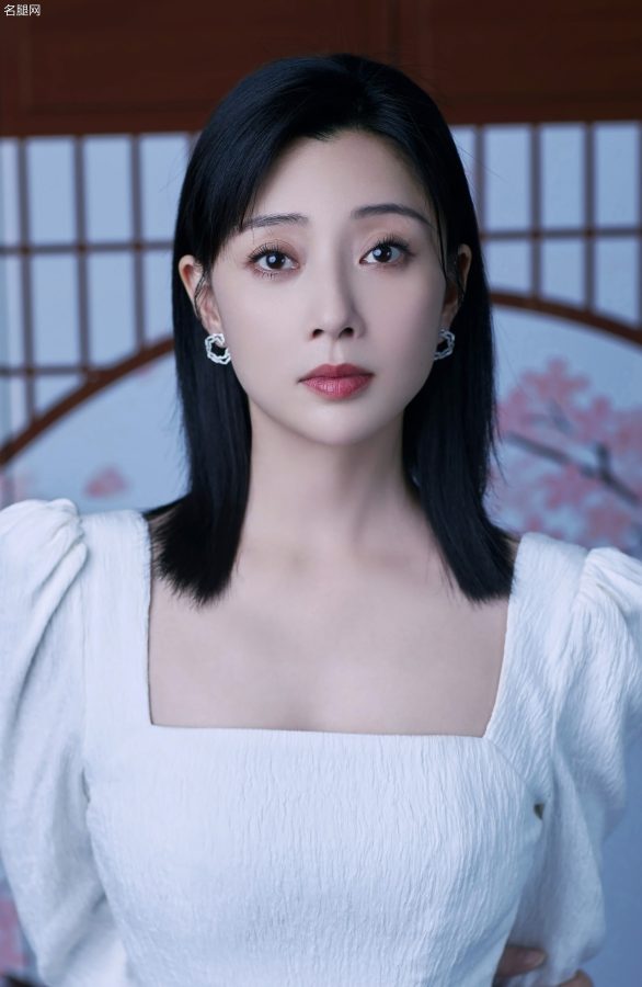 殷桃身穿白色复古荷叶边长裙踩白色尖头高跟优雅动人(2/4)