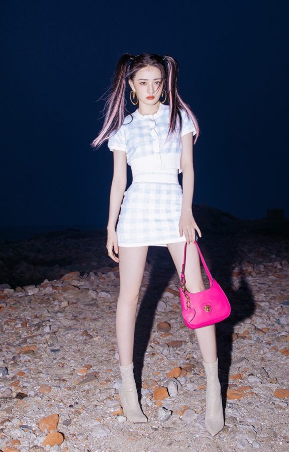 甜酷美少女徐璐双马尾美腿大片(4/7)