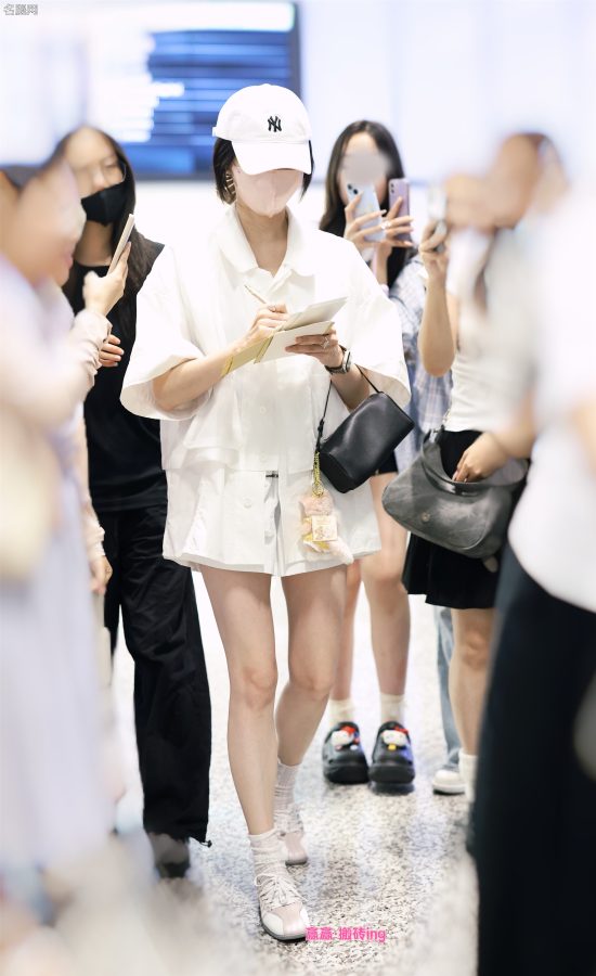 江疏影外出在机场被拍两条美腿纤长白滑(5/5)