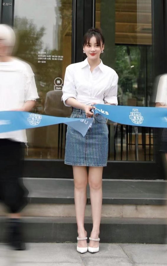 袁姗姗美腿踩白色尖头细高跟出席一善书店开业活动(6/7)