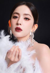 古力娜扎穿一条珍珠羽毛透视裙展露完美身材出席VOGUE时尚之力盛会(10/33)