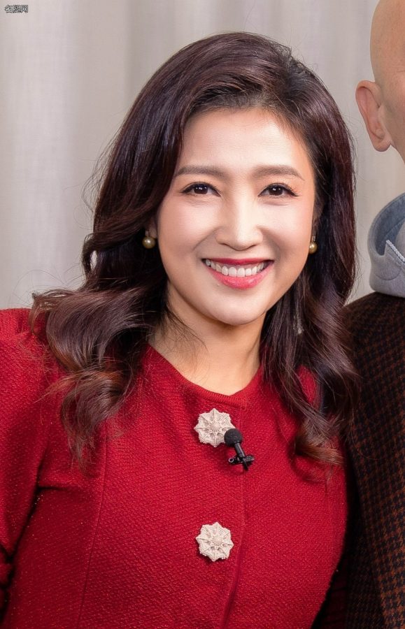BTV美女主持人春妮腿穿丝袜踩细高跟采访(8/8)