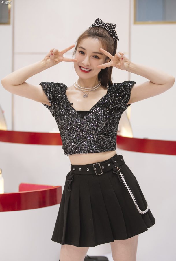 吴昕穿百褶裙短筒袜唱跳气质甜美(5/5)