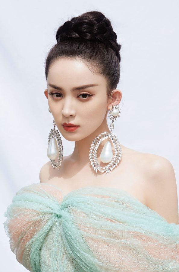 女明星古力娜扎身着性感露肩马克龙纱裙展现动人魅力(4/7)