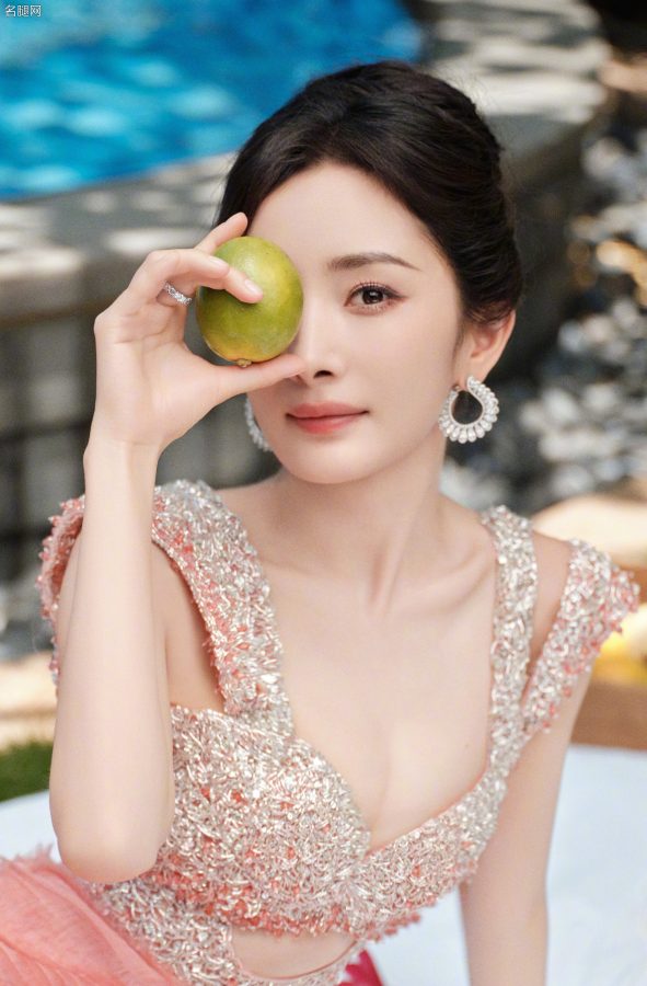 幂姐杨幂水蜜桃粉儿百果园写真秀美沟眼神勾人(5/17)