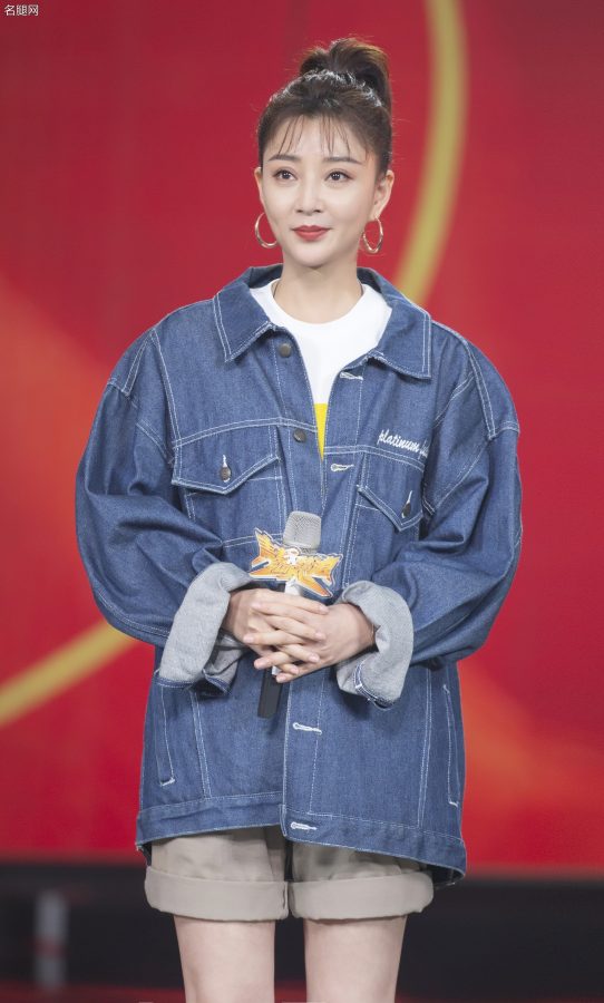 殷桃细腿穿长靴出席芒果TV2021青春新芒品鉴会(3/9)