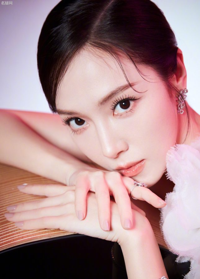 郑秀妍美腿踩高跟凉鞋出席搜狐时尚盛典光芒四射(5/11)