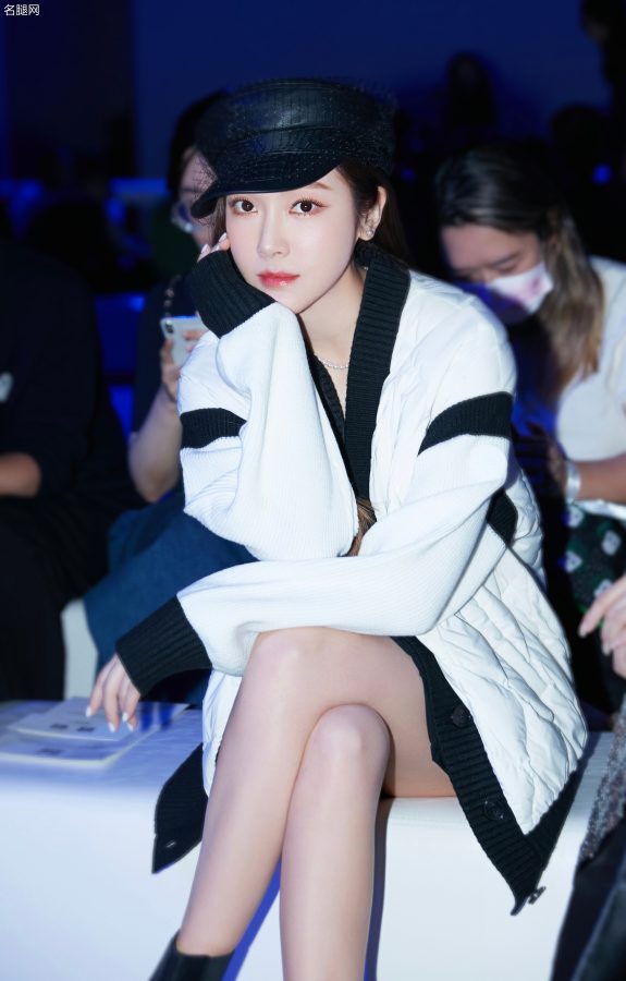 郑秀妍代言波司登羽绒服翘二郎腿坐前排看秀(2/13)