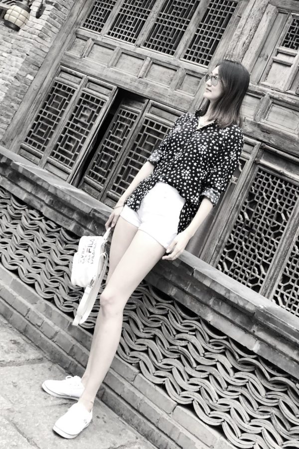 闫博雅穿白色短裤旅行腿真白(4/4)