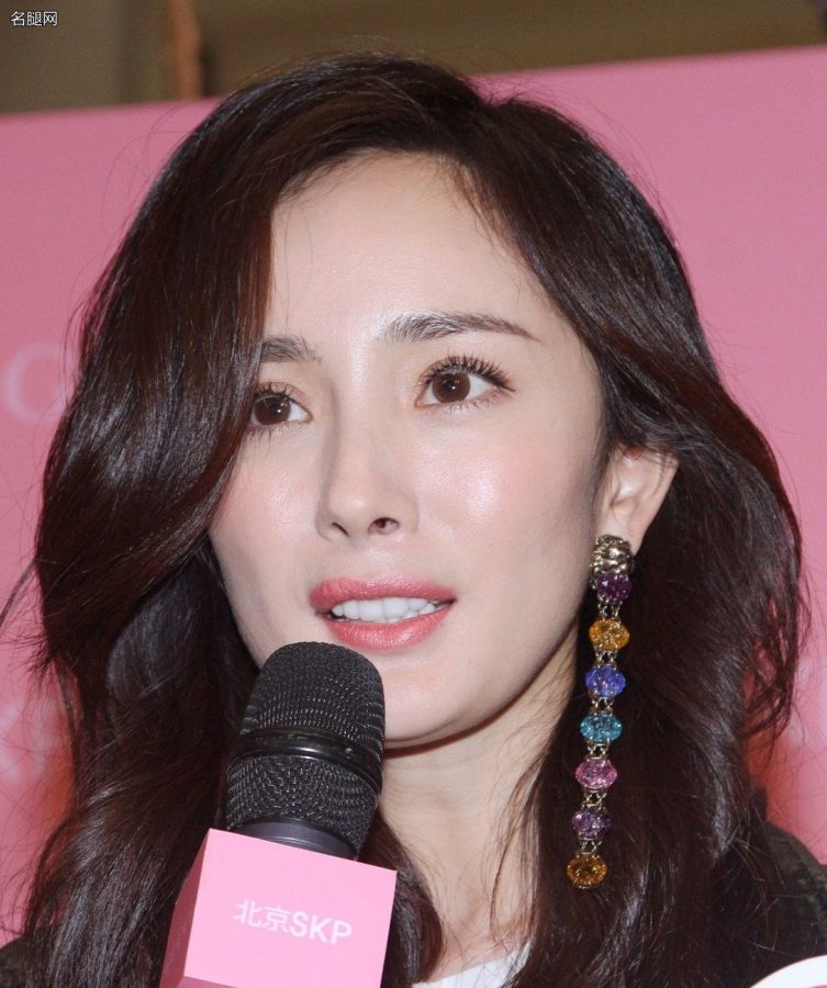 杨幂脸部特写足部特写新闻图(3/6)
