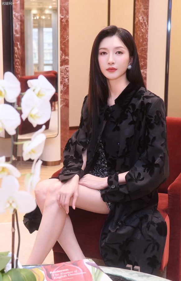 女明星江疏影美腿踩尖头高跟出席商业活动展现动人魅力(4/4)