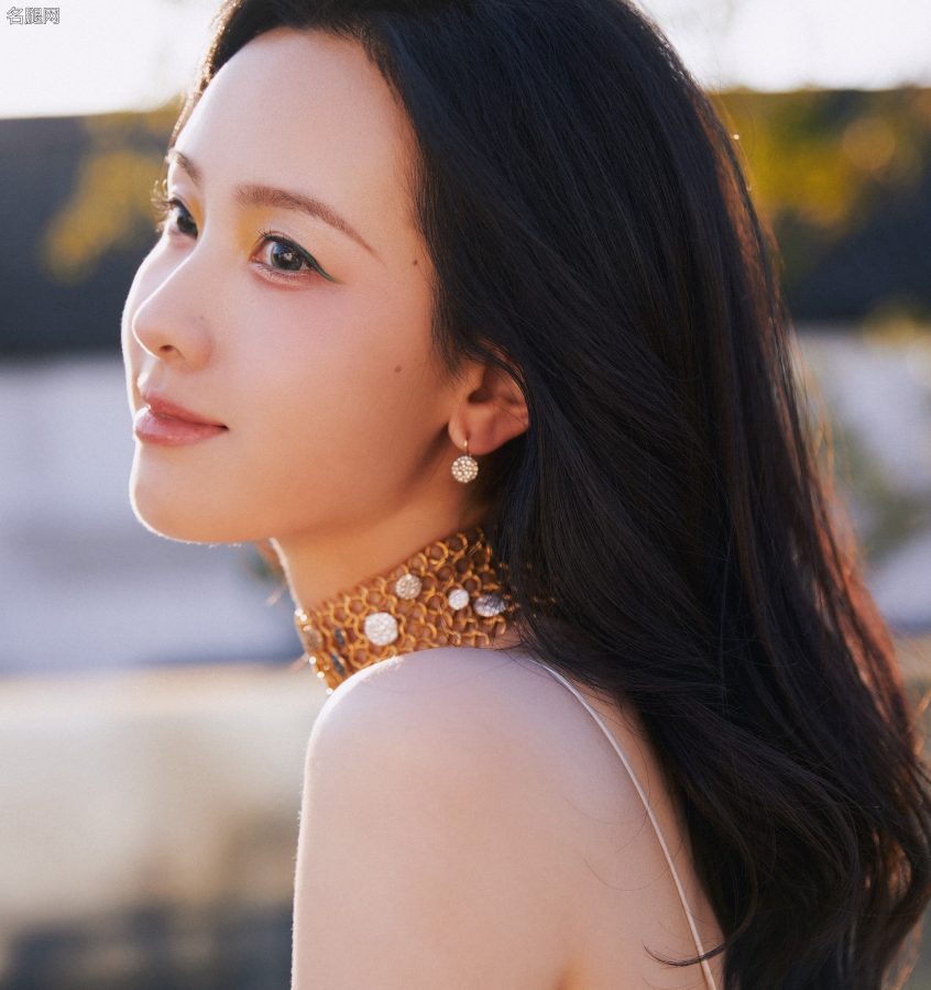 陈都灵穿吊带低胸装拍照太美了吧(3/5)