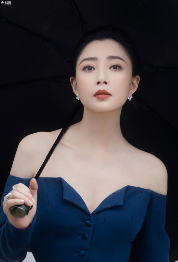 殷桃穿露肩低胸装踩高跟雨中撑伞展现烂漫风情(3/5)