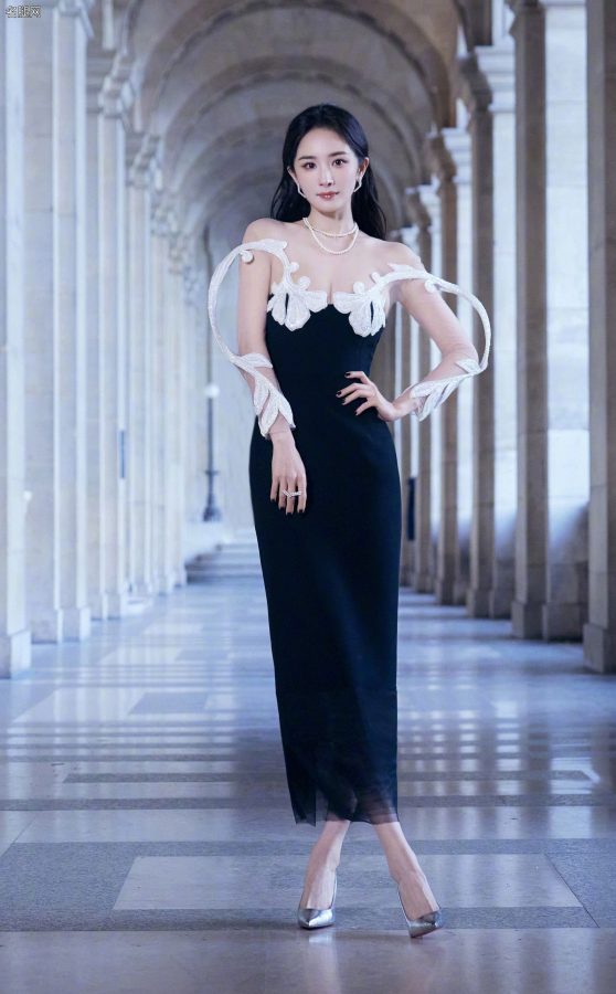 杨幂脚踩Christian Louboutin路铂廷高跟鞋现身巴黎身材曼妙性感(10/14)