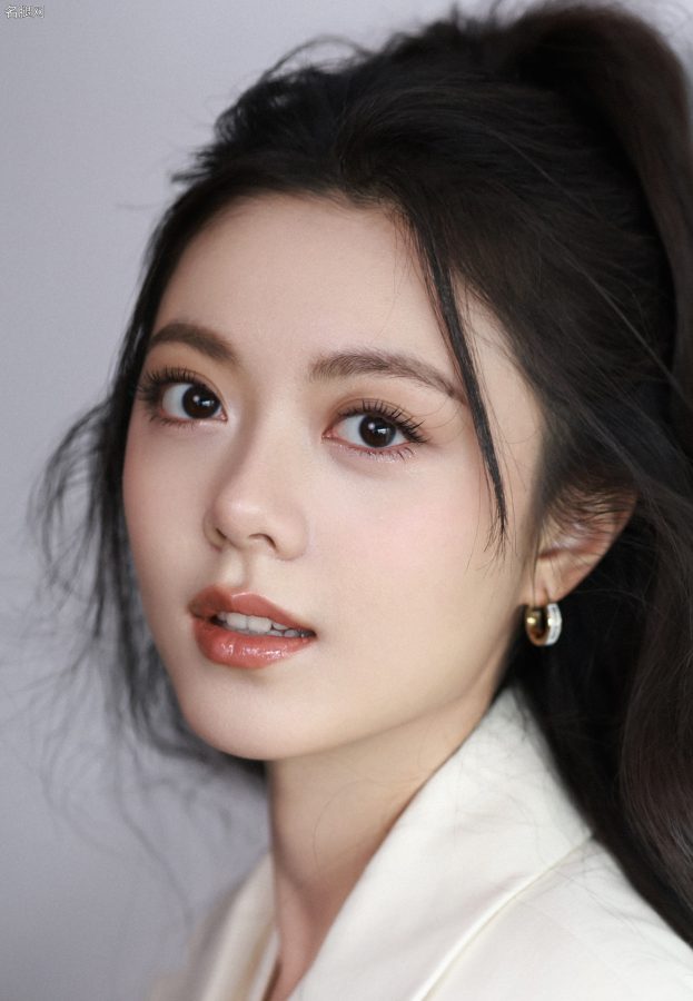 赵今麦身穿白西装短裤踩高跟美腿迷人(6/7)