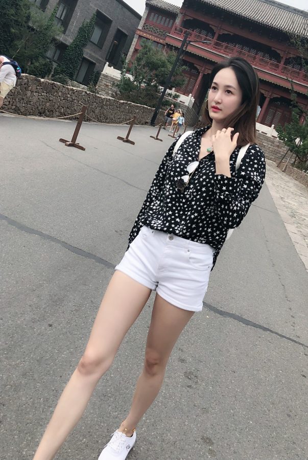 闫博雅穿白色短裤旅行腿真白(1/4)