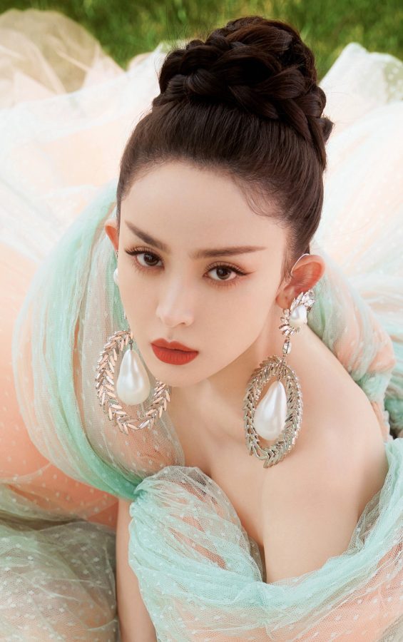 女明星古力娜扎身着性感露肩马克龙纱裙展现动人魅力(6/7)