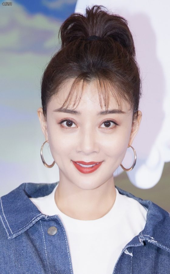 殷桃细腿穿长靴出席芒果TV2021青春新芒品鉴会(2/9)