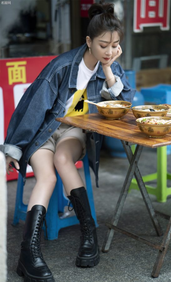 殷桃细腿穿长靴出席芒果TV2021青春新芒品鉴会(7/9)