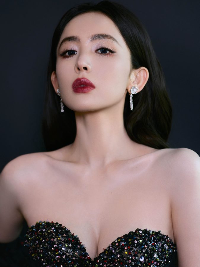 暗夜女王古力娜扎香肩美沟任你欣赏(4/5)