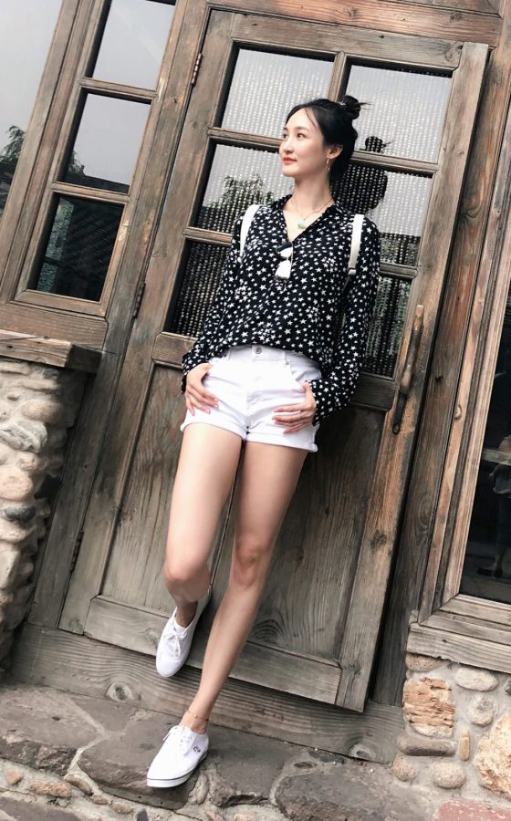 闫博雅穿白色短裤旅行腿真白(2/4)