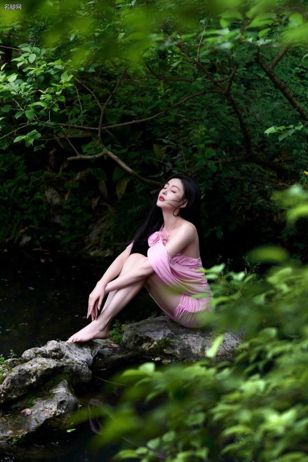 张天爱玉腿美足绿野仙气大片(4/13)