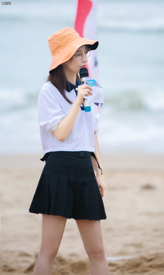 《元气满满的哥哥》主持人吴昕笔直的少女腿(3/13)